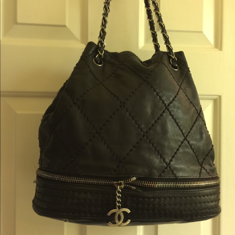Chanel leather quilt bag black